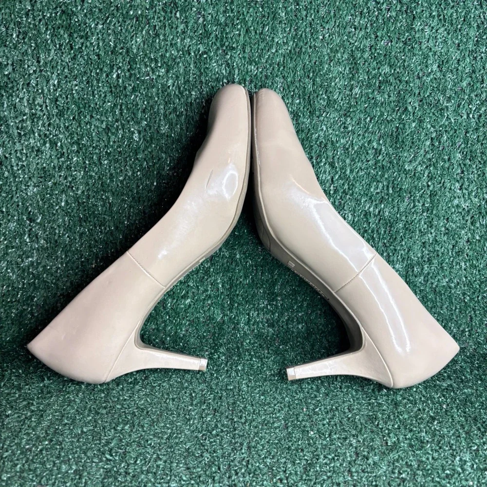 Comfort Plus Predictions Pointed Patent Faux Leather Pumps Beige Womens 11 Wide